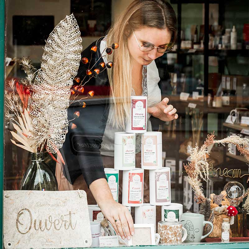 Camille organisant les produits CBD bio de la boutique de Thizy-les-bourgs